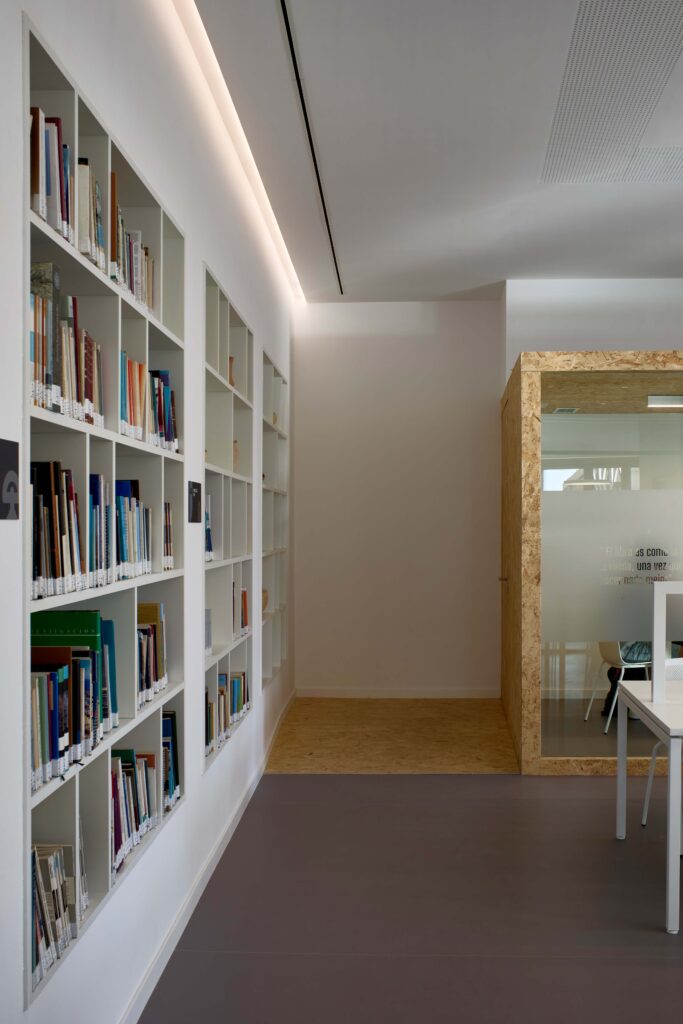 Estantería con fondo local