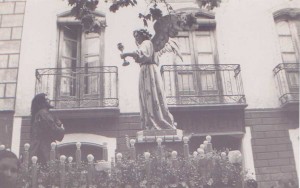 Adoración en el Huerto. procesión del Jueves Santo, a su paso por plaza Mayor. año 1949.