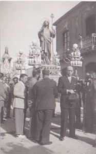 Domingo de Resurrección. Incorporació de imágenes de San Juan y Virgen sdel Rosario a la procesión delResucitado. Plaza Mayor, año 1947.